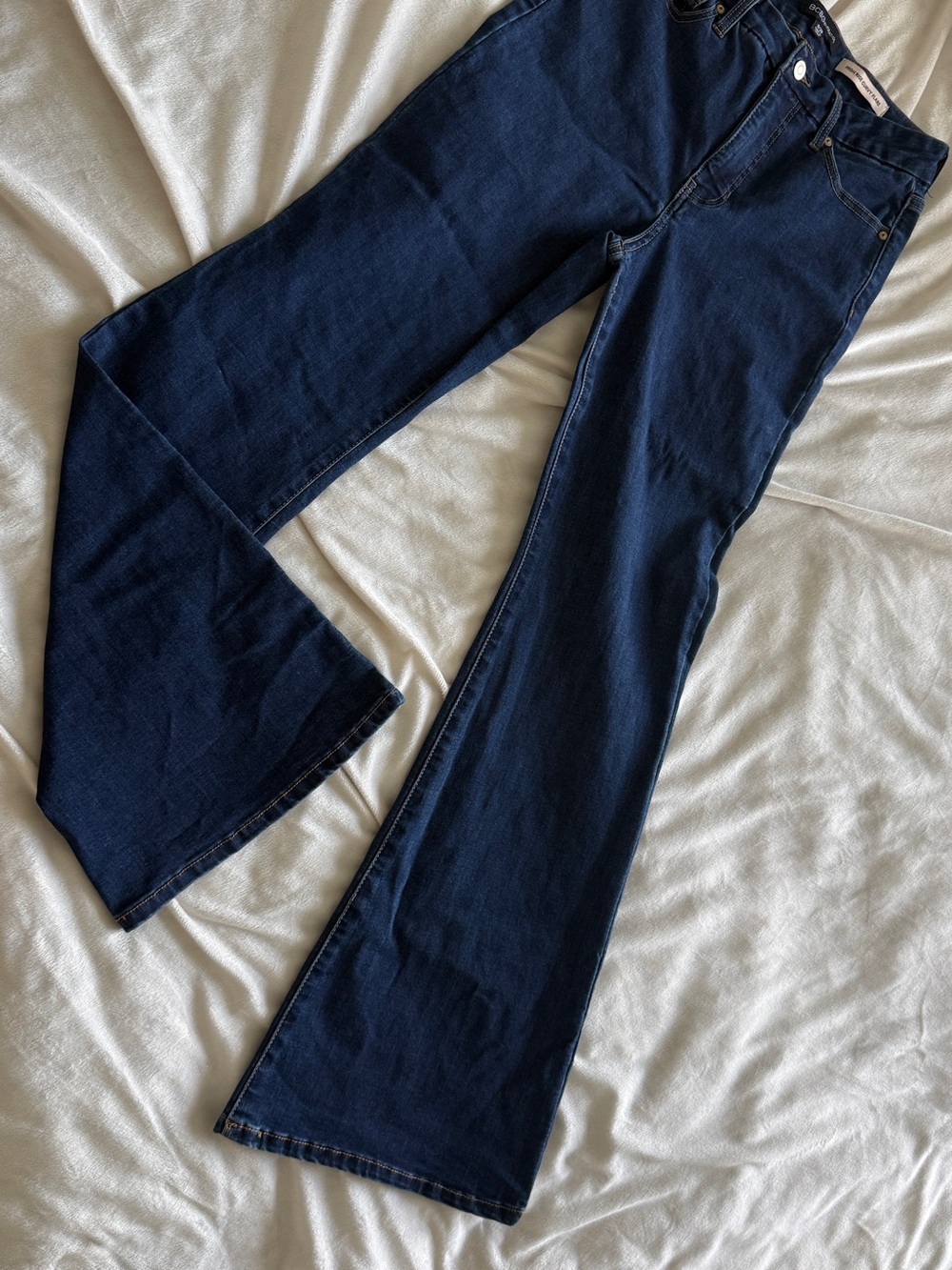 BCBGeneration High Rise Curvy Flare Jeans Dark Wash Size 9/29